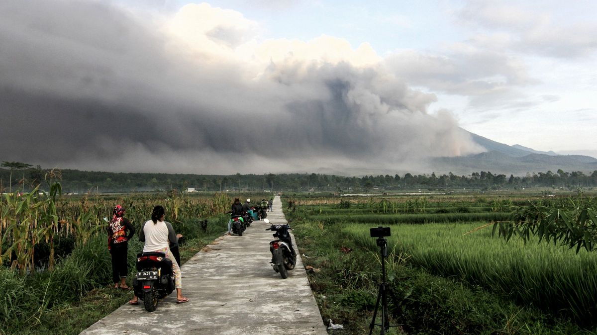 Evakuace a moře prachu. Na indonéském ostrově vybuchla sopka